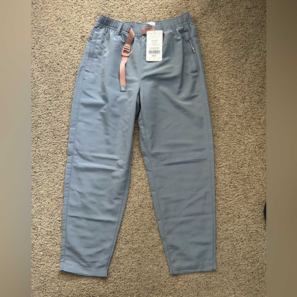 Brand new Fabletics woven hike pants size small 5/6 grey